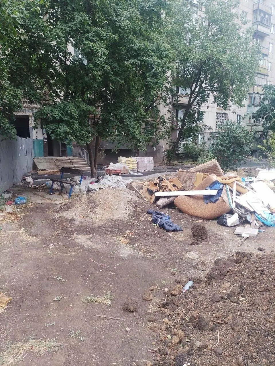 Мешканці будинку на Курчатова у Маріуполі скаржаться на завалений сміттям двір