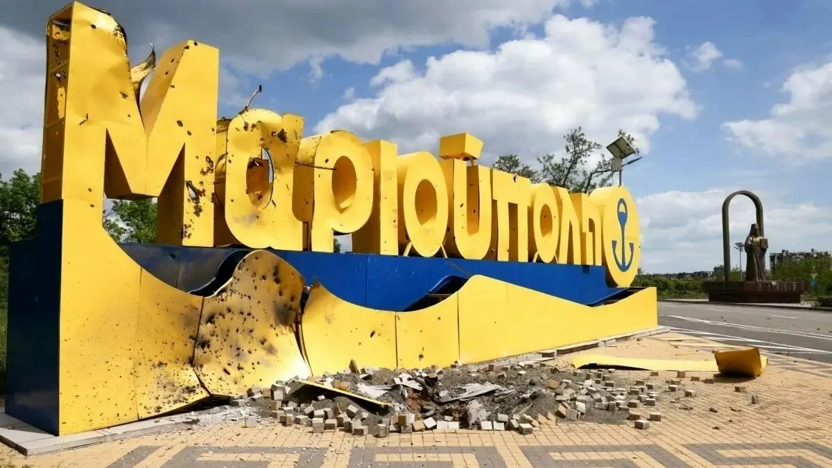 В окупованому Маріуполі прибрали стелу з грецькою назвою міста