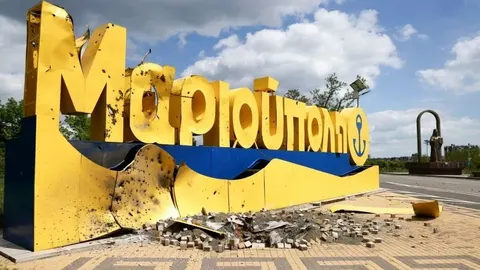 В окупованому Маріуполі прибрали стелу з грецькою назвою міста