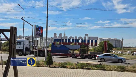 Окупанти прибрали грецьку назву Маріуполя зі стели на в'їзді до міста