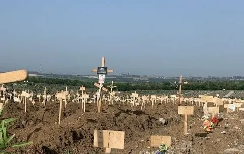 Окупанти запускають ритуальну службу в Маріуполі через захаращені кладовища