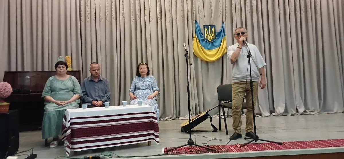 Незрячий бард із Маріуполя подарував літнім вінничанам вечір романтики