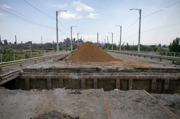 Пост-міст у Маріуполі: рух обіцяють відкрити у вересні, але спершу — сапери