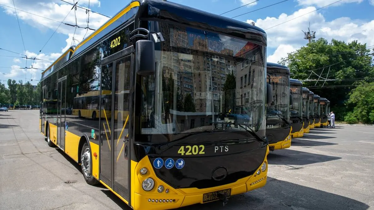 Київ випустив на маршрути ще 8 сучасних тролейбусів для людей з інвалідністю