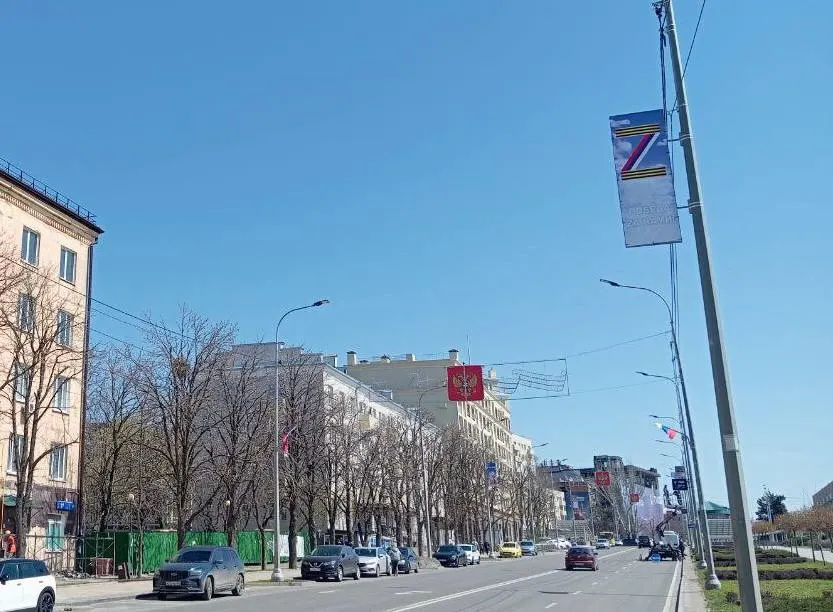 Окупанти готують у Маріуполі парад до 9 травня на тлі зруйнованого міста
