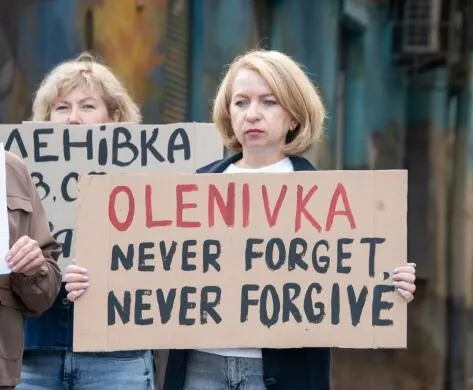 Маріупольці вшанували пам'ять загиблих в Оленівці акціями в п'яти містах