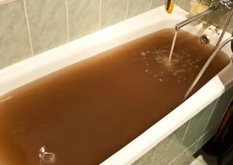 У Маріуполі з кранів тече вода кольору кока-коли: люди б’ють на сполох