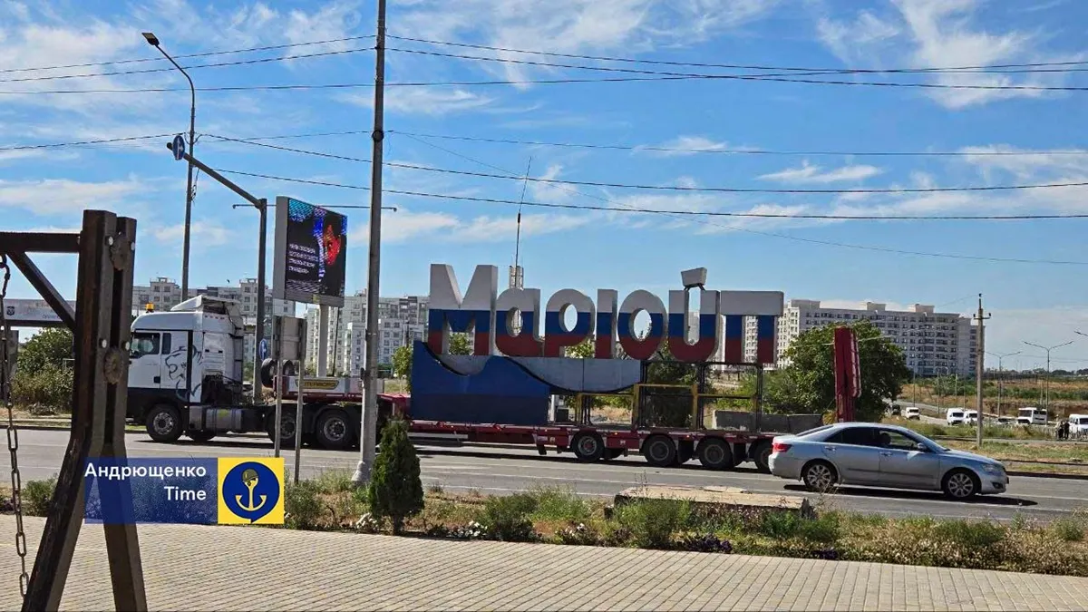 В окупованому Маріуполі демонтували стелу з грецькою назвою міста