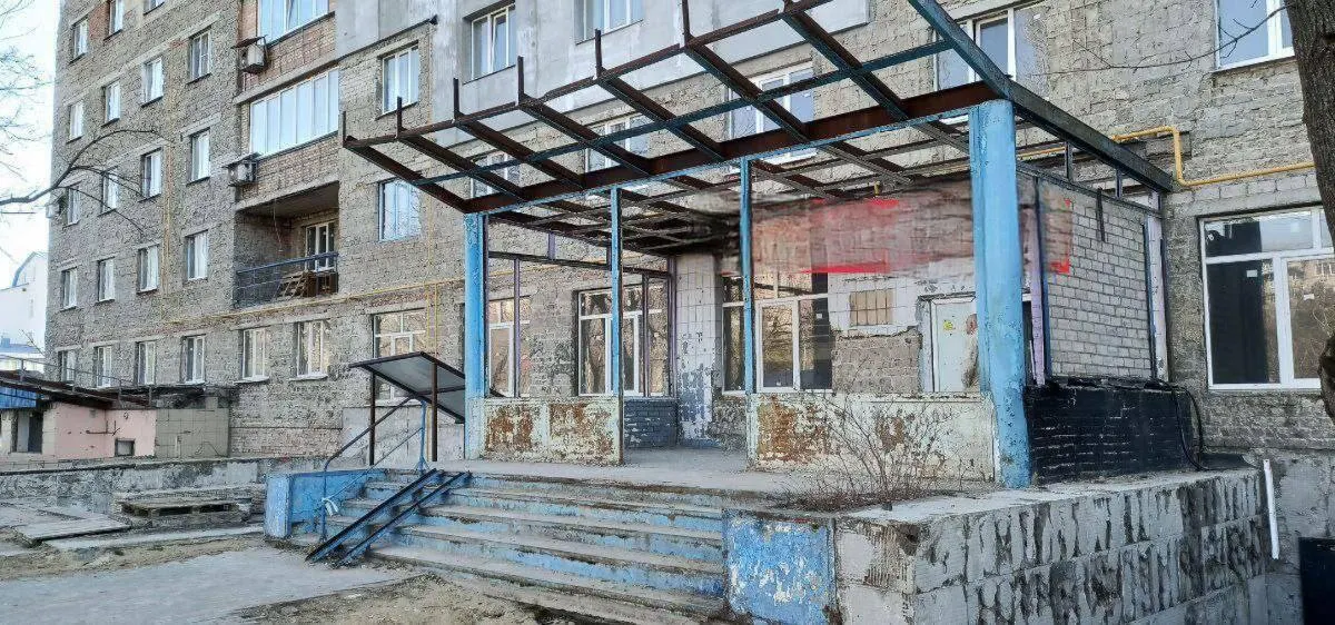 У Маріуполі дитячу поліклініку переробляють під госпіталь для військових РФ