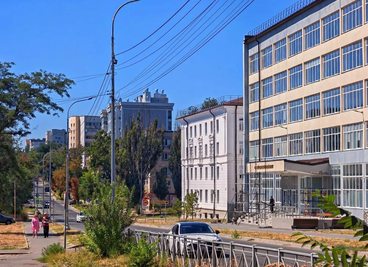 У Маріуполі на корпусі ПДТУ знову осипається штукатурка після «відновлення»