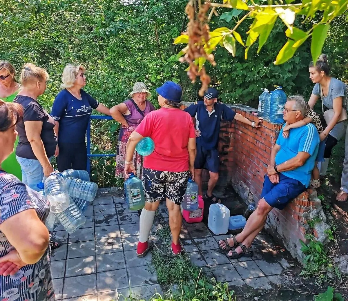 У Маріуполі друга доба без світла та води: мешканці стоять у чергах біля колодязів