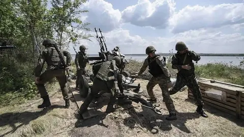 Під Маріуполем уночі пролунало понад 15 вибухів: що відомо про удар по базі найм