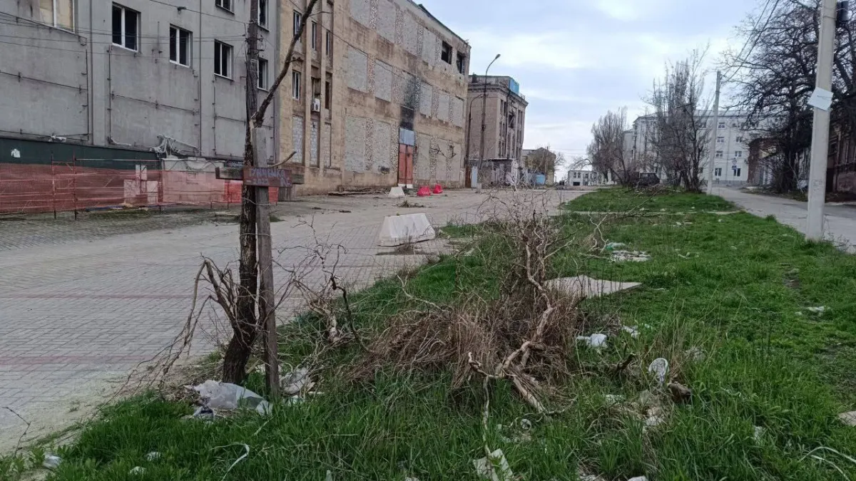 Стихійні поховання в Маріуполі: місто досі не поховало всіх жертв війни