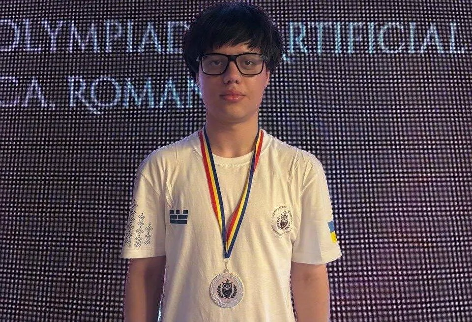 Випускник столичного Маріупольського ліцею переміг на олімпіаді зі ШІ в Румунії