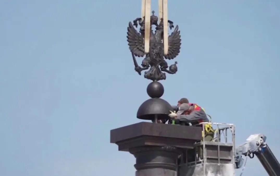 У Маріуполі окупанти встановлюють стелу «Місто воїнської слави»