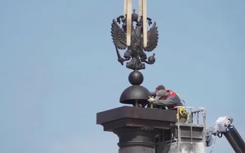 У Маріуполі окупанти встановлюють стелу «Місто воїнської слави»