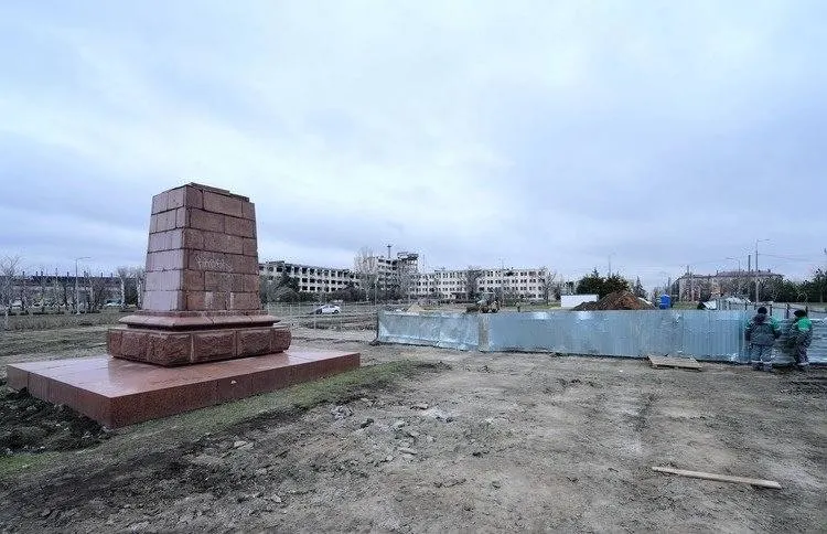 У Маріуполі окупанти зводять монумент із гербом РФ