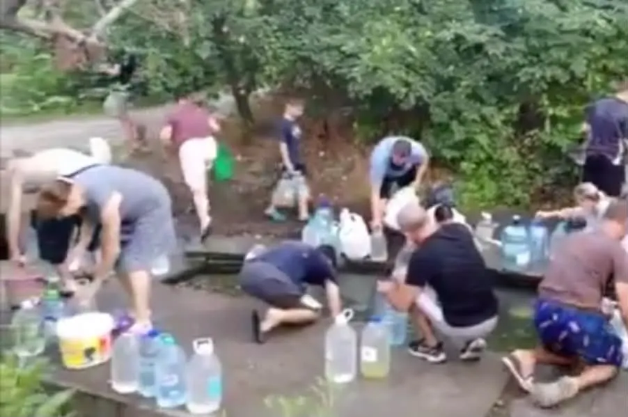 Маріуполь без води: жителі шукають природні джерела