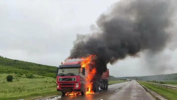 На трасі М-14 біля Маріуполя згоріла автівка після атаки дрона