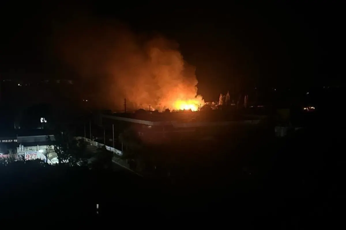 У Маріуполі вночі пролунали вибухи: після атаки БпЛА виникла пожежа